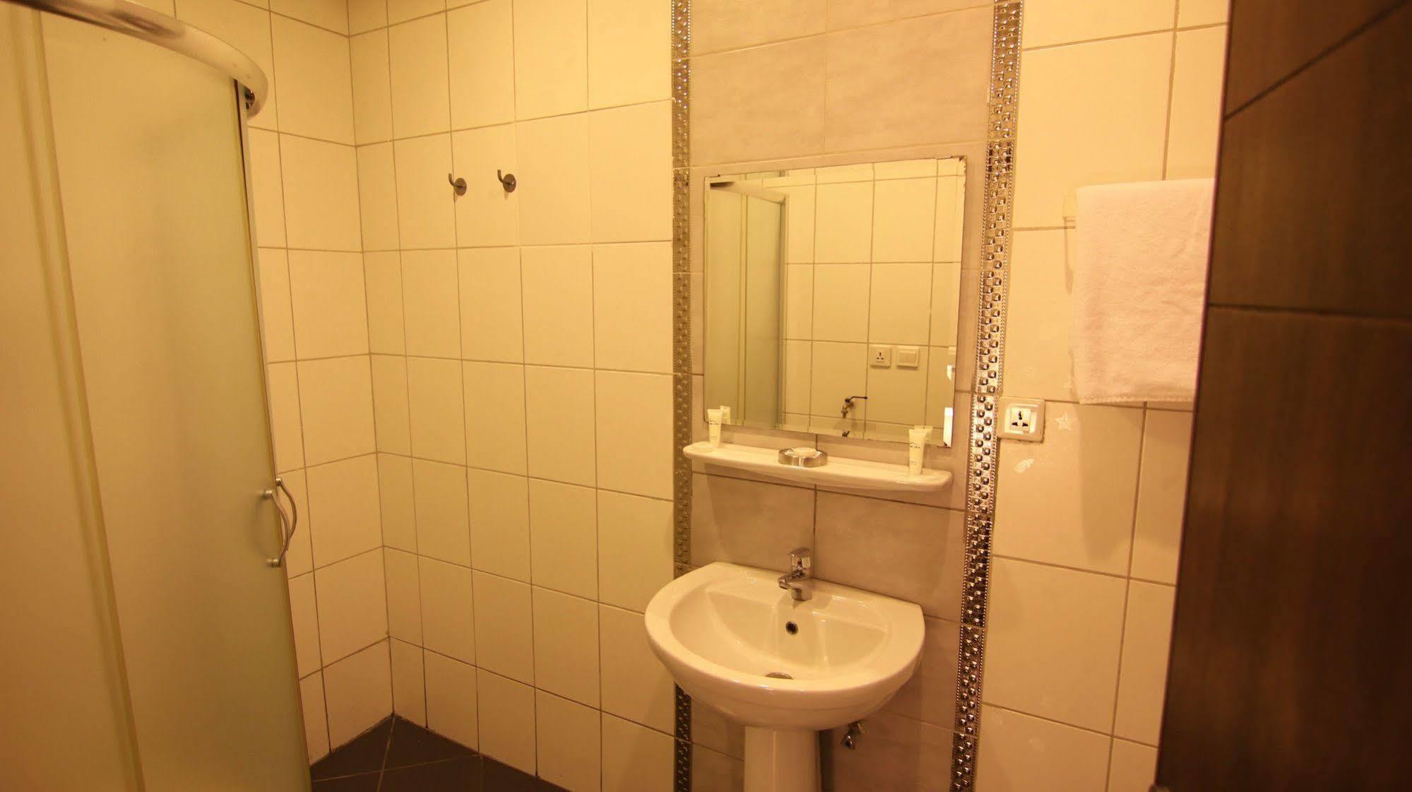 Stars Suites - Al Hamra 3*